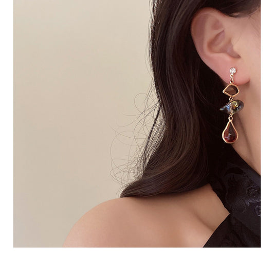 Iris – Boucles Pendantes Asymétriques Main & Pierres
