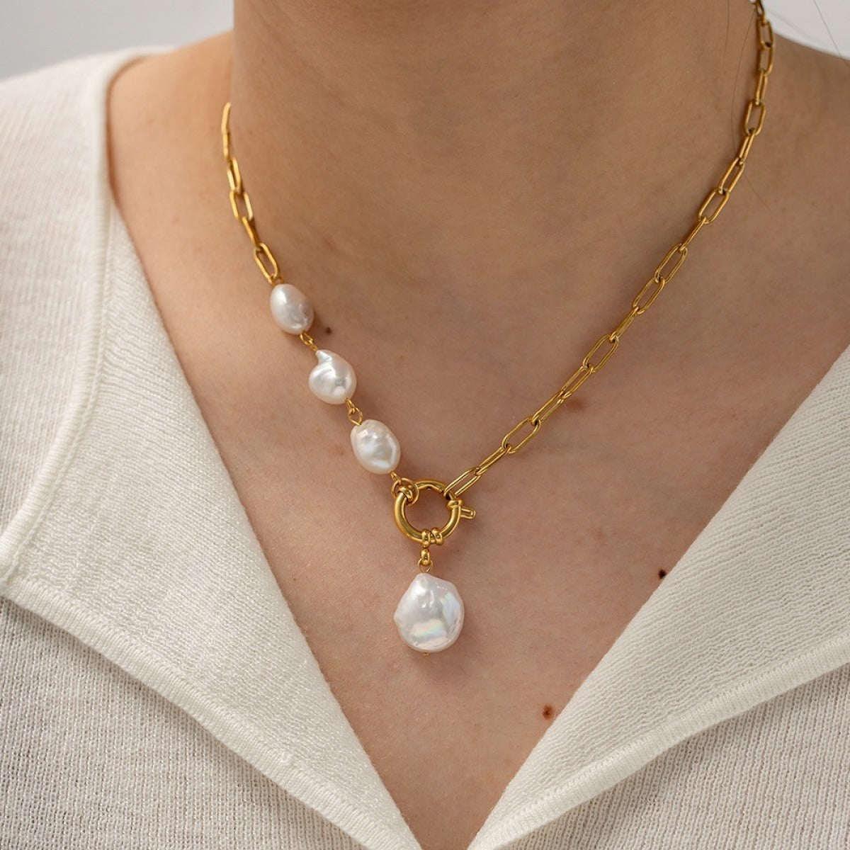 Amelia – Pendentif Femme Style Rétro