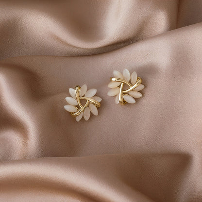 Nehlia – Boucles d’Oreilles Dorées avec Opale Blanche