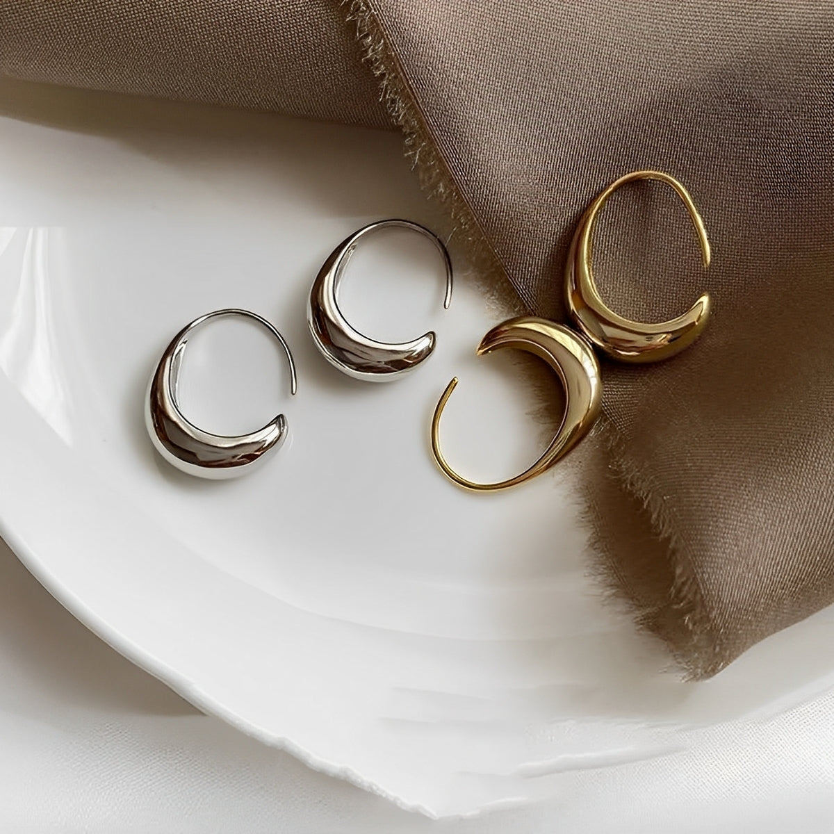 Almera – Boucles d'Oreilles Dorées de Luxe
