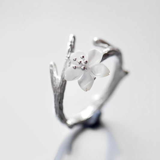 Lilou – Bague Vintage Ajustable avec Fleur Blanche