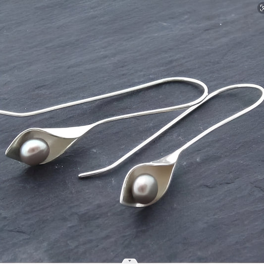 Iris – Boucles d’Oreilles Élégantes Feuille et Perle