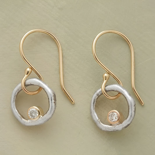 Isolde – Boucles d’Oreilles Vintage en Zircon avec Détail Doré et Argenté