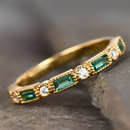 Emeralda – Bague Dorée Sertie de Zirconia Vert Élégant