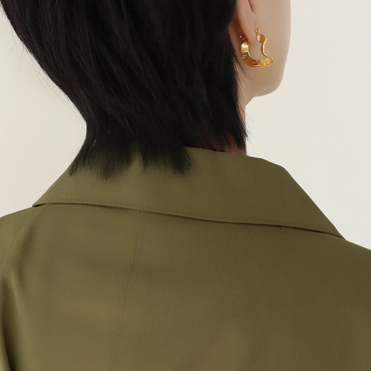 Alba – Boucles d’Oreilles Ondulées en Acier Titane