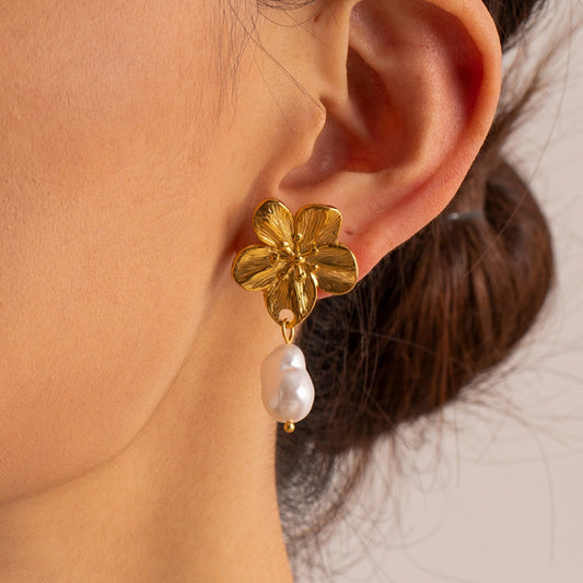 Ember – Boucles d’Oreilles Fleur Blossom avec Perle Dorées