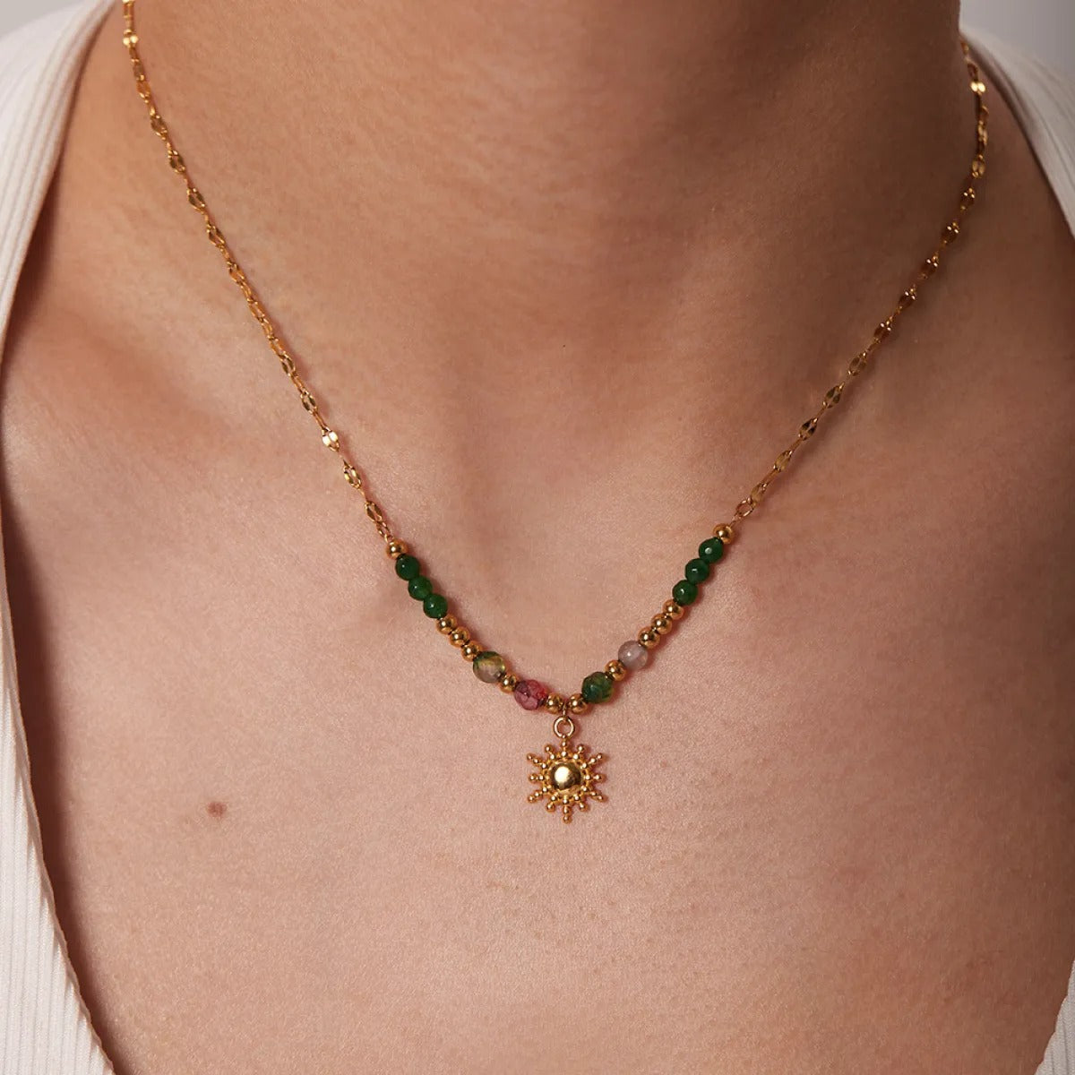 Syra – Collier Soleil en Pierres Naturelles Dorées