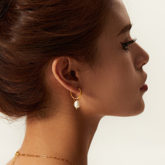 Silke – Boucles d’Oreilles Étoile et Perle d’Eau Douce Dorées