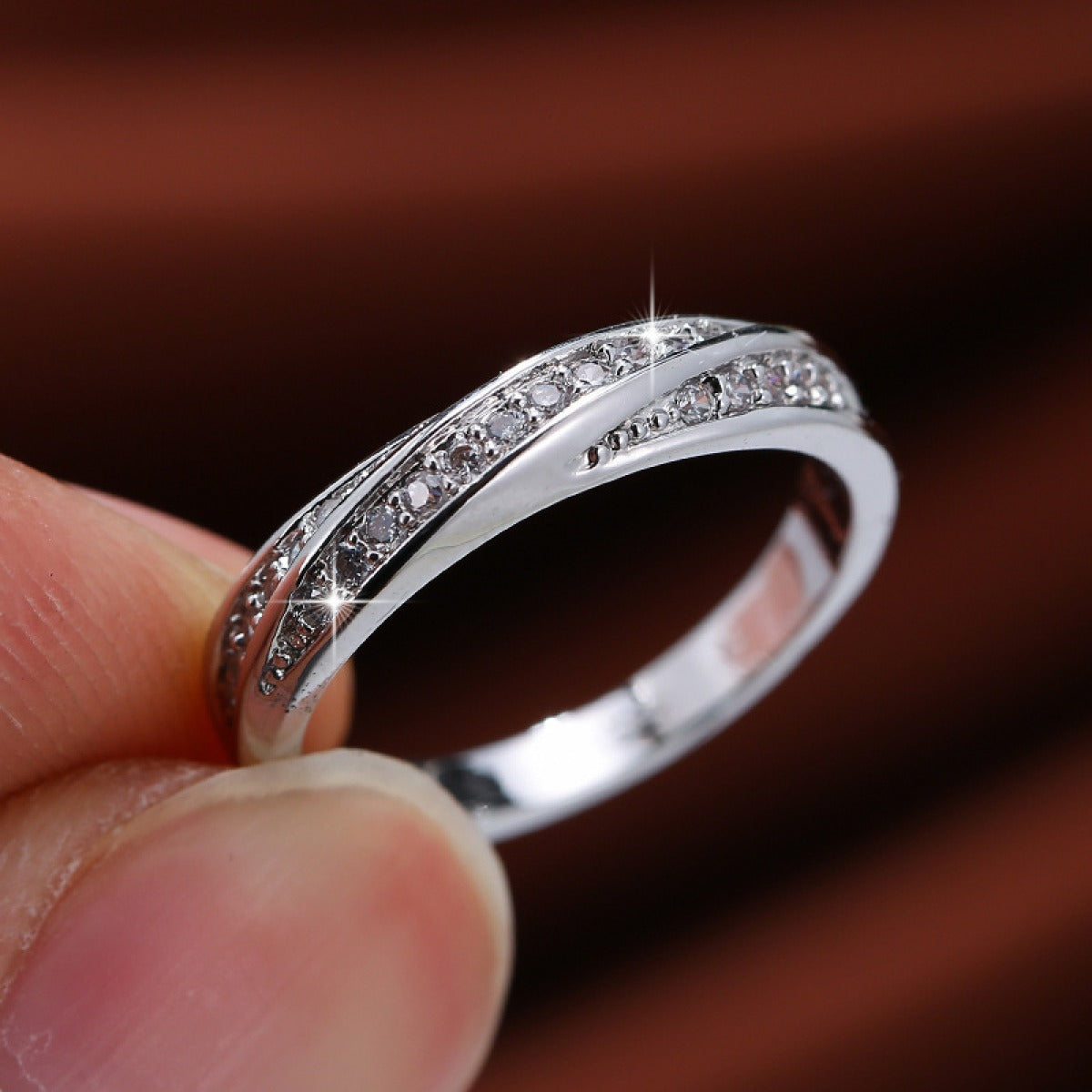 Lysanne – Bague Croix Minimaliste en Zircon