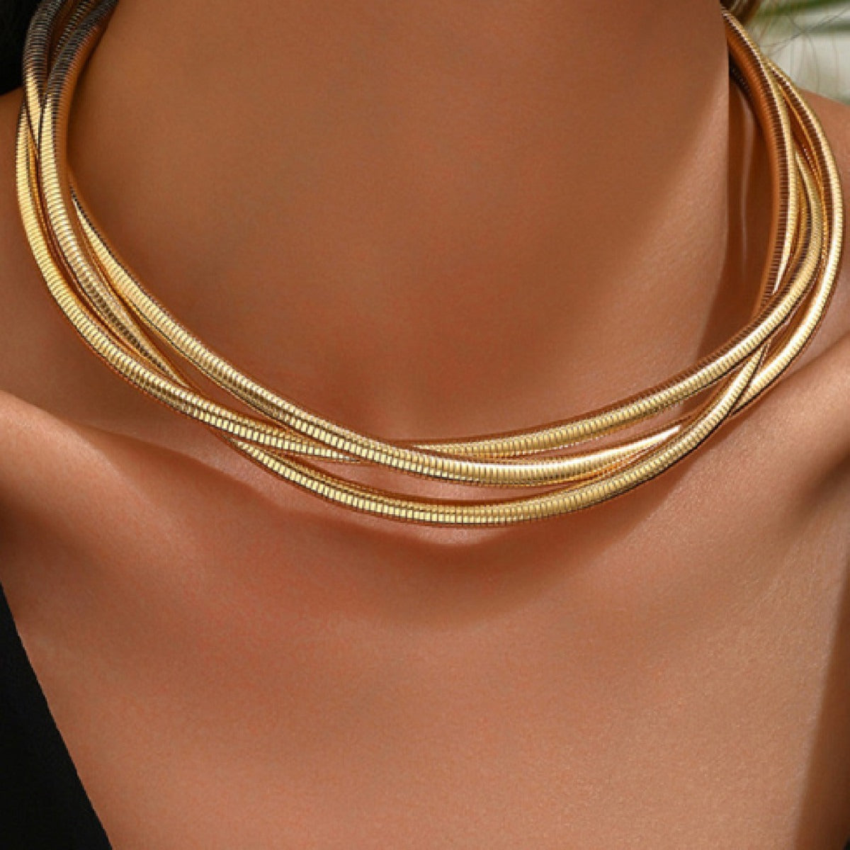 Mae – Collier Ras-de-Cou Doré à Trois Rangs