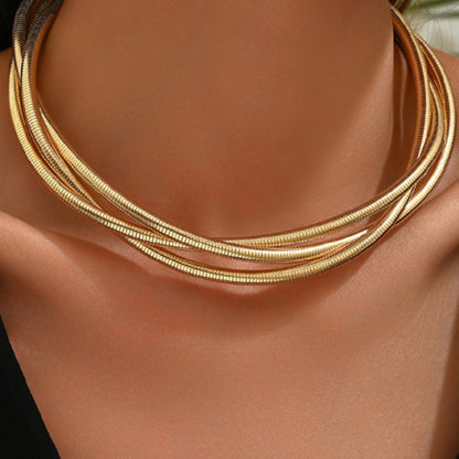 Mae – Collier Ras-de-Cou Doré à Trois Rangs