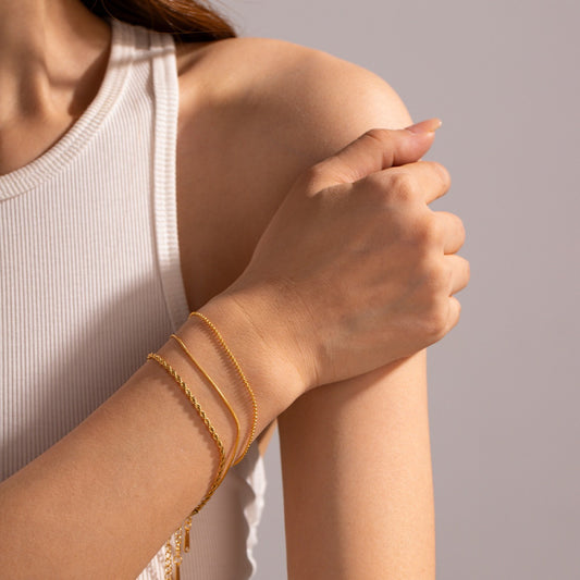 Bailey – Trio de Bracelets Fins Dorés Empilables pour Femme