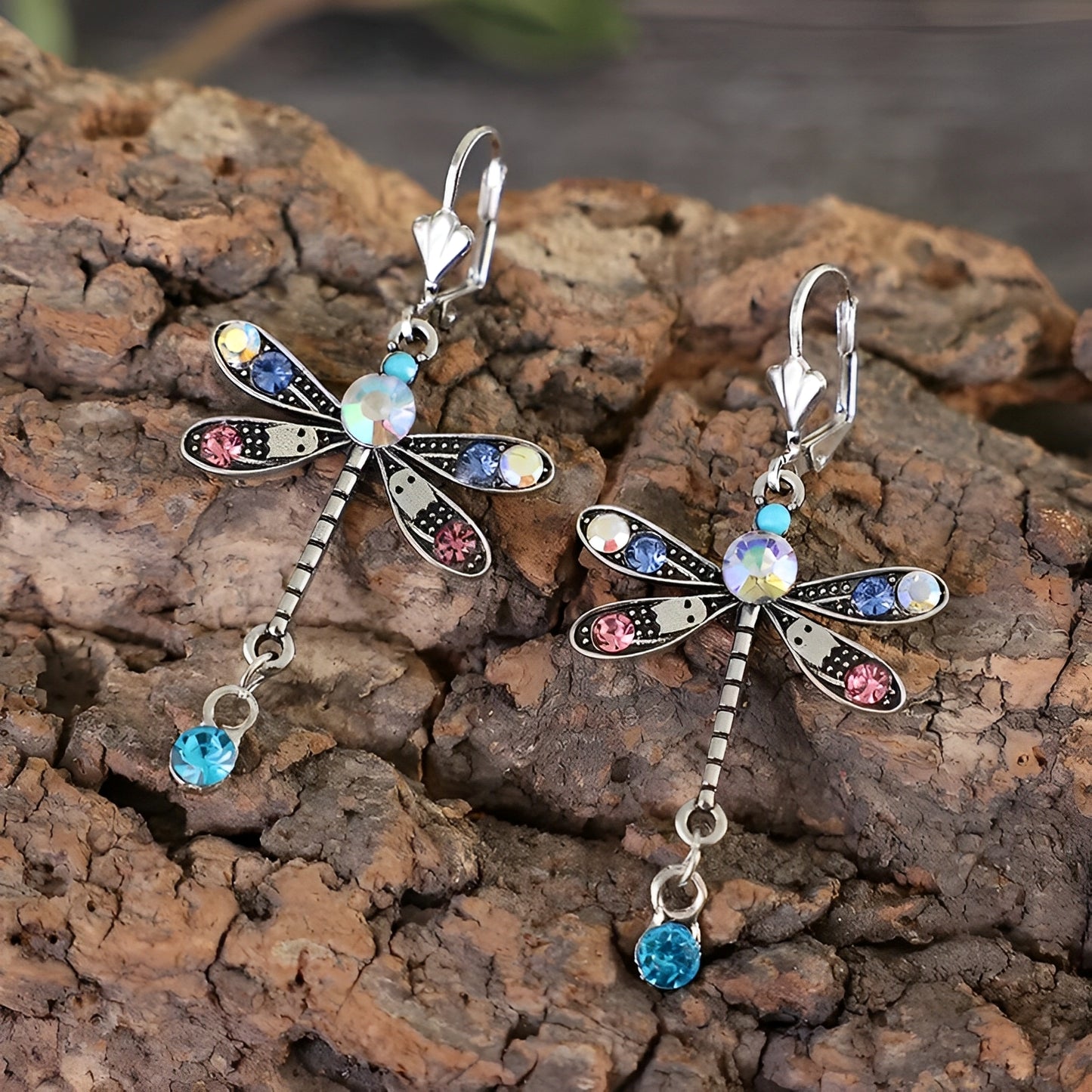 Liora – Boucles d’Oreilles Élégantes Libellule Sculpée