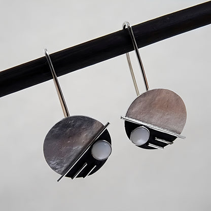 Arcy – Boucles Rétro en Opale Blanche