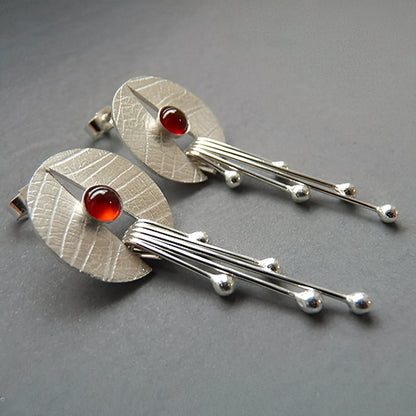 Carmine – Boucles d'Oreilles Pendantes avec Pierre Rouge et Design Ajouré