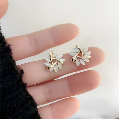 Nehlia – Boucles d’Oreilles Dorées avec Opale Blanche