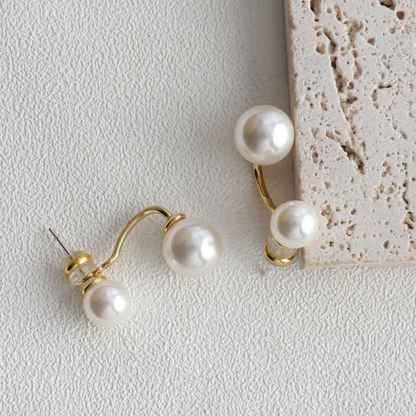 Mav – Boucles d’Oreilles Puces Double Perle Élégantes