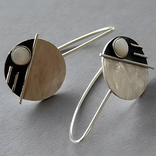 Arcy – Boucles Rétro en Opale Blanche