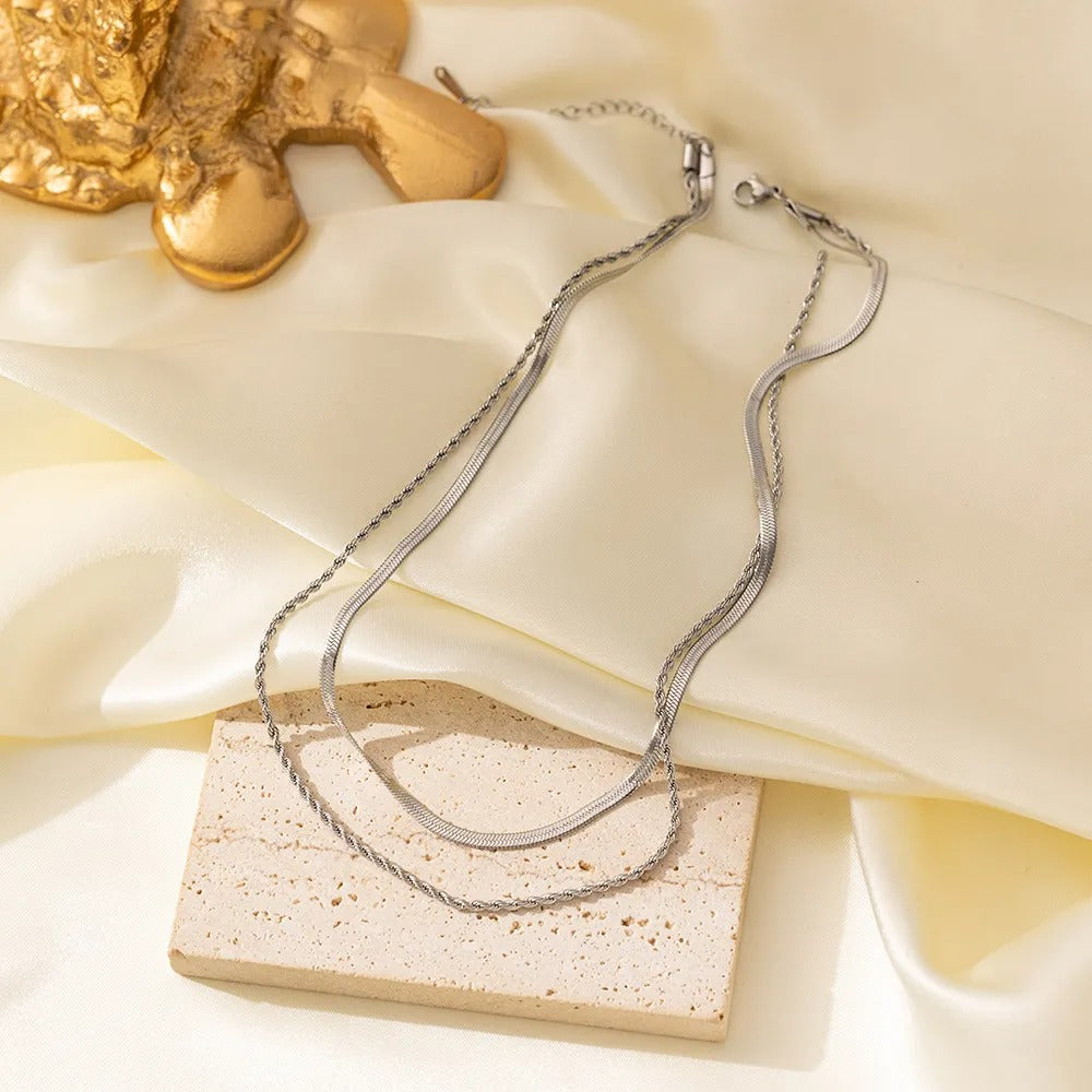 Alina – Collier Torsadé Double Couches en Os de Serpent