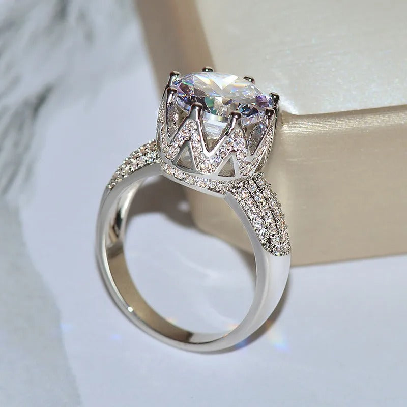 Herna – Bague Élégante en Topaze Blanche 8ct