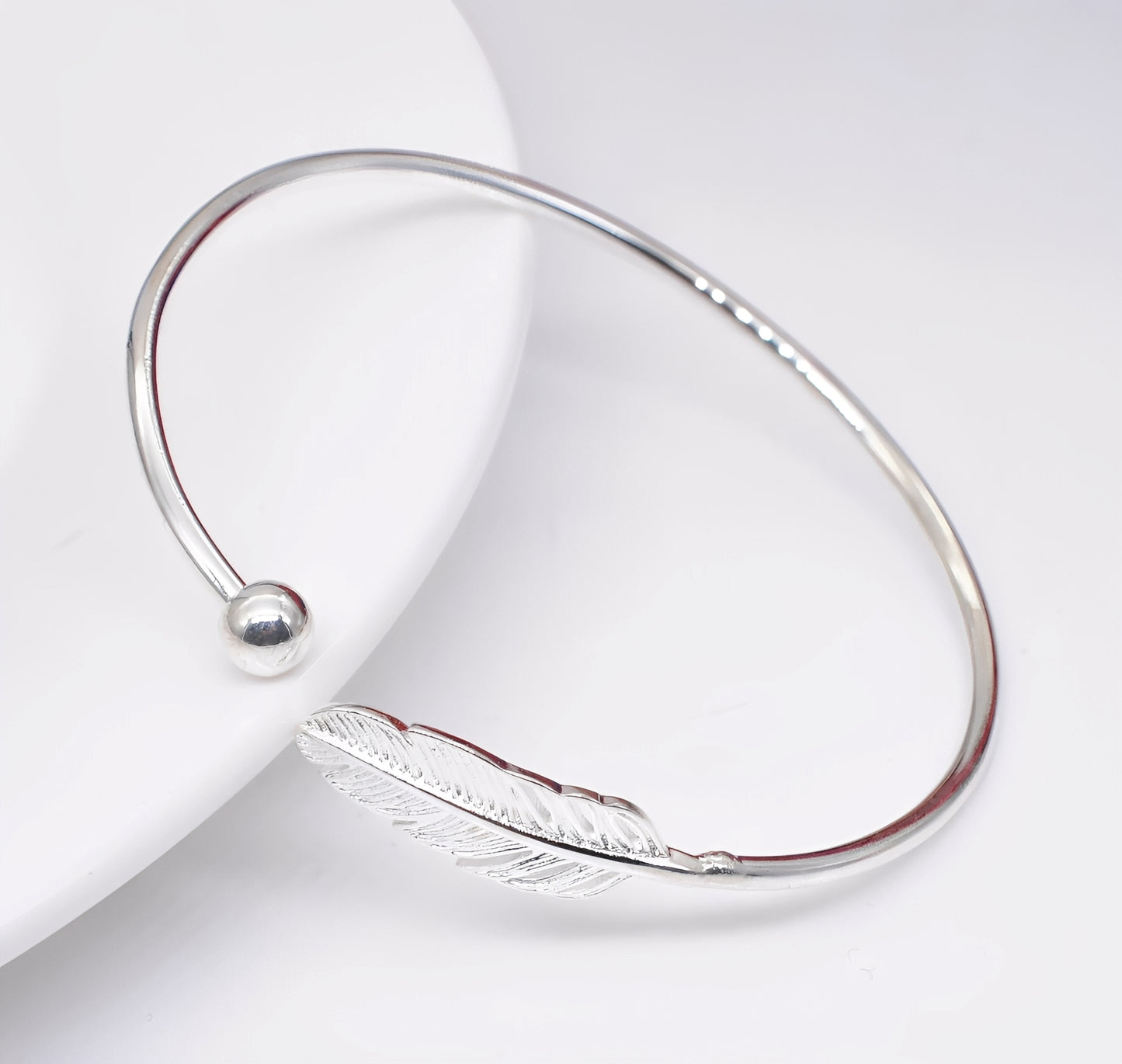 Nayla – Bracelet Plume Argentée Élégante
