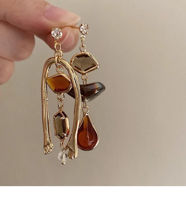 Iris – Boucles Pendantes Asymétriques Main & Pierres