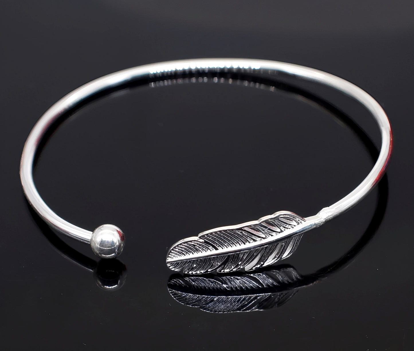 Nayla – Bracelet Plume Argentée Élégante