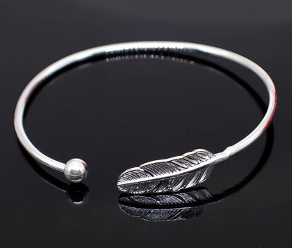 Nayla – Bracelet Plume Argentée Élégante