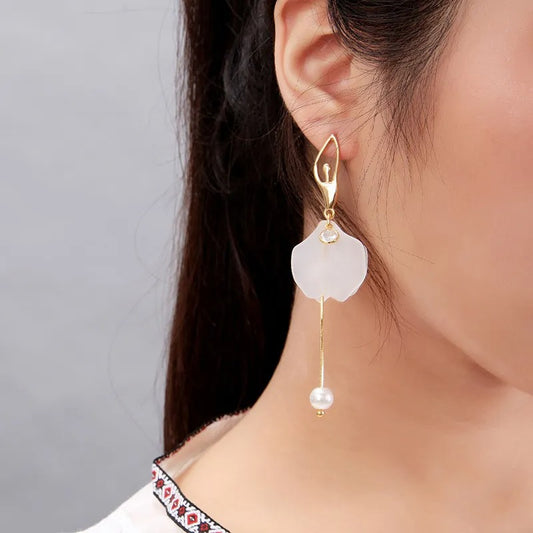 Aiah – Boucles d’Oreilles Pétales & Perles en Or Blanc