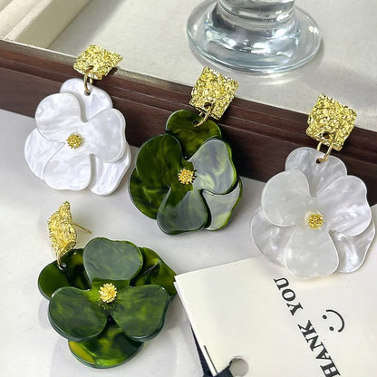 Thelma – Boucles d’Oreilles Pendantes Florales Dorées