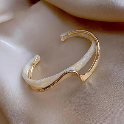 Bea – Bracelet Doré à Opale Blanche