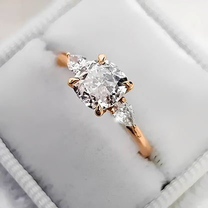 Clara – Bague Élégante en Or Rose avec Pierre Carrée