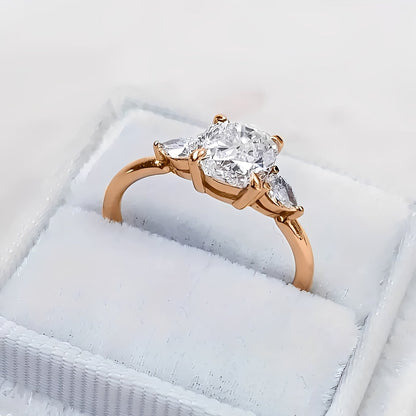 Clara – Bague Élégante en Or Rose avec Pierre Carrée