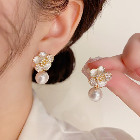Auriane – Boucles Pendantes Perle & Camélia