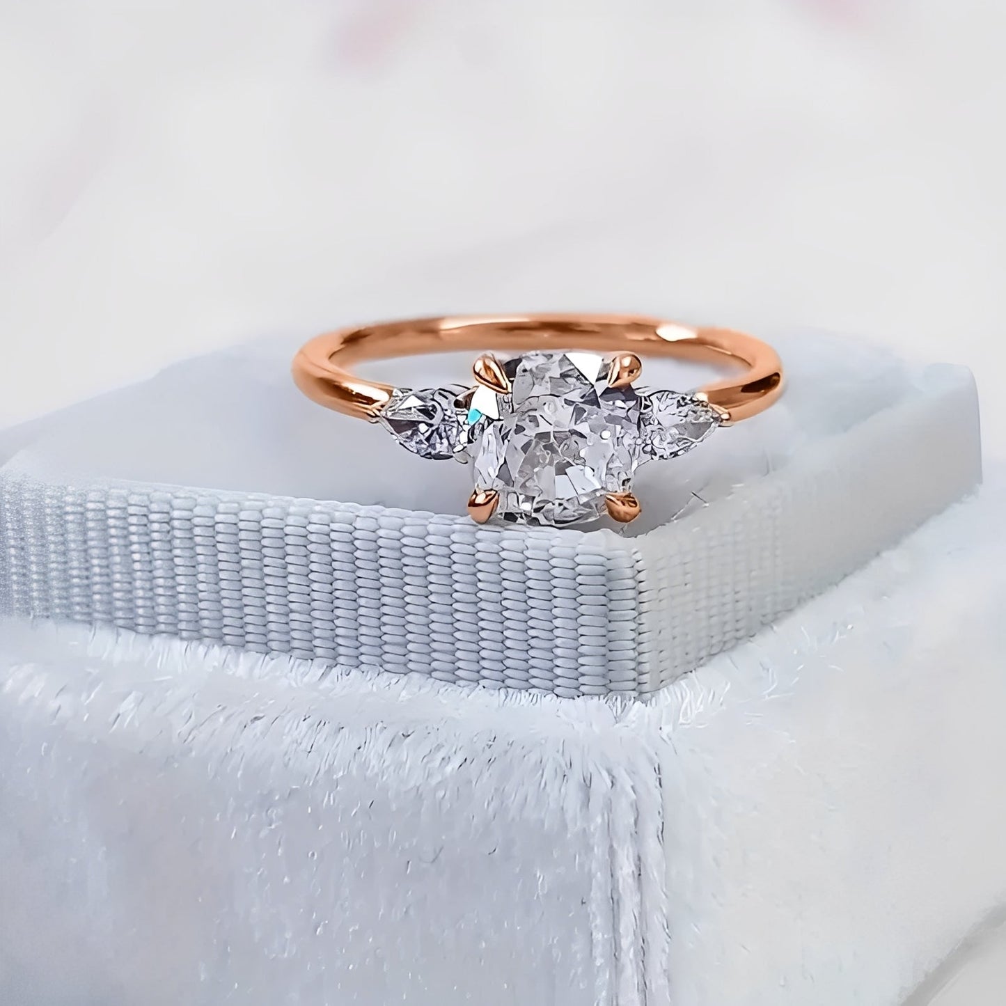 Clara – Bague Élégante en Or Rose avec Pierre Carrée