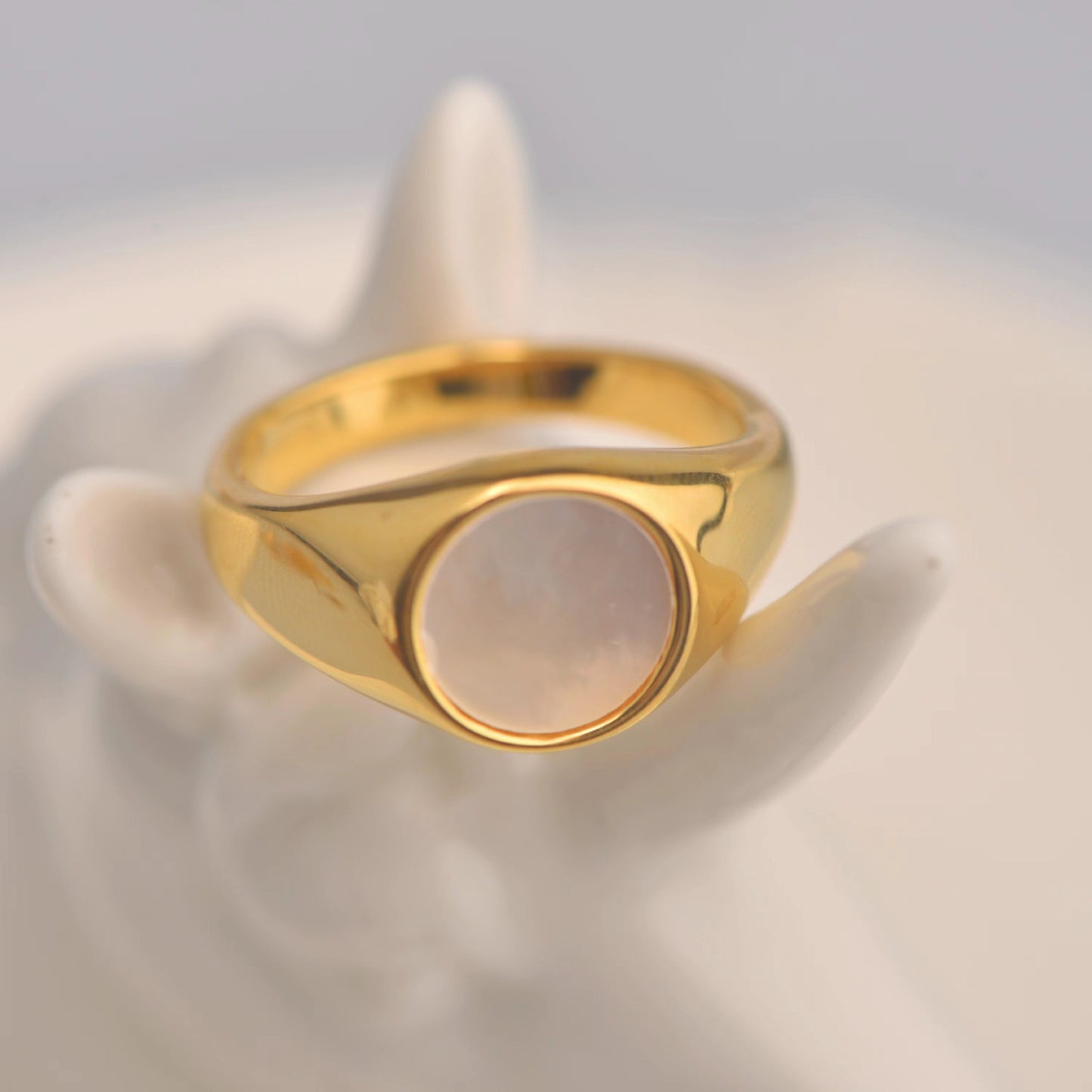 Isabelle – Bague Fritillaire en Coquillage Blanc