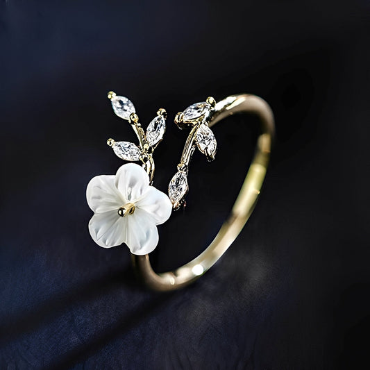 Mayla – Bague Florale avec Fleurs Blanches et Cubic Zirconia