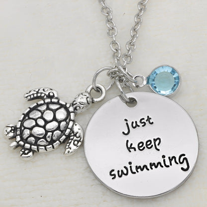 Felia – Collier Tortue Argent Gravé Keep Swimming