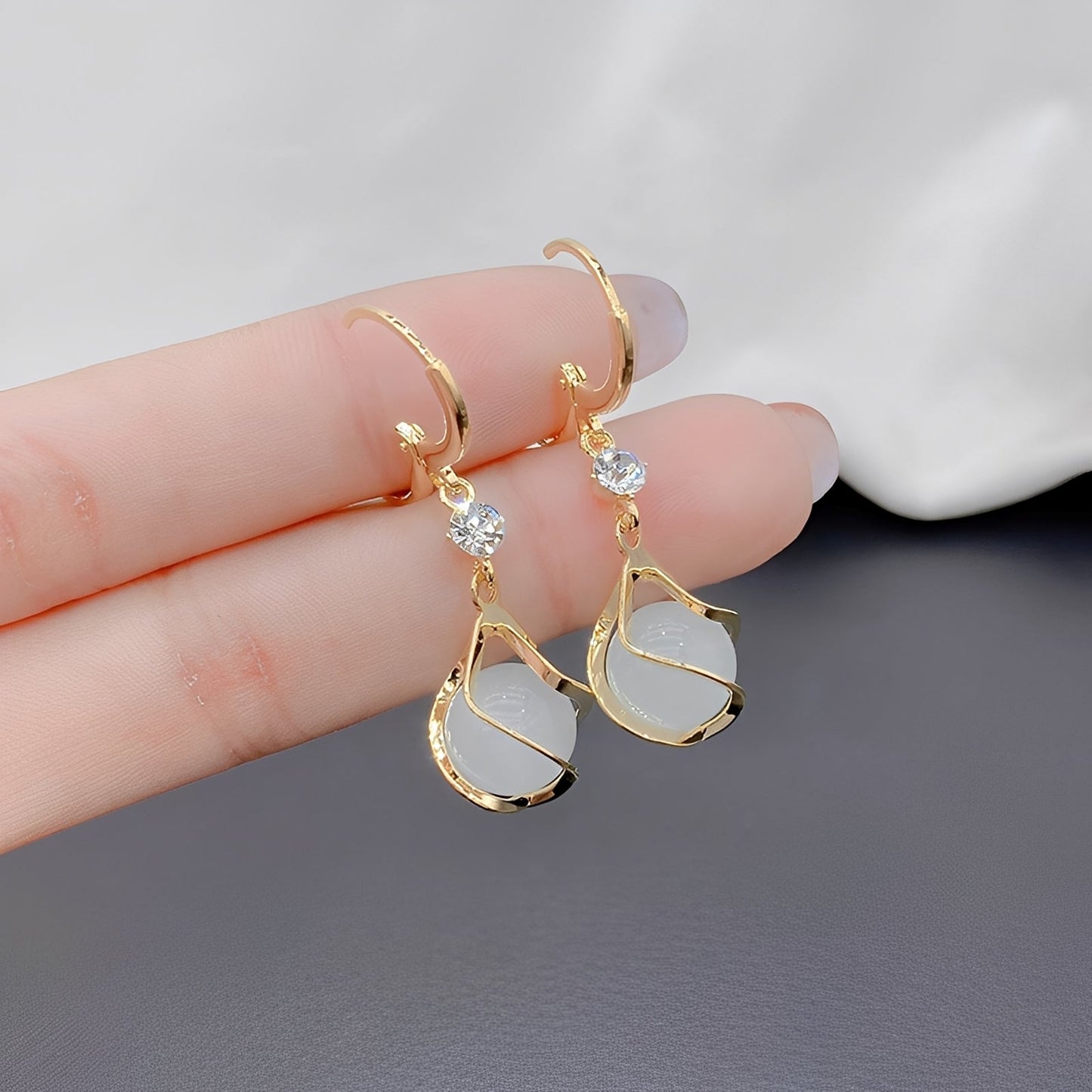 Lyra – Boucles d'Oreilles avec Éclat d'Opale Blanche