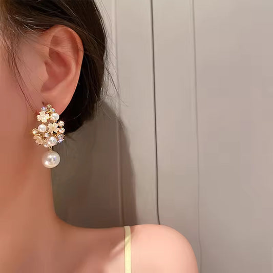 Kaori – Boucles d’Oreilles Fleur Élégante et Perle