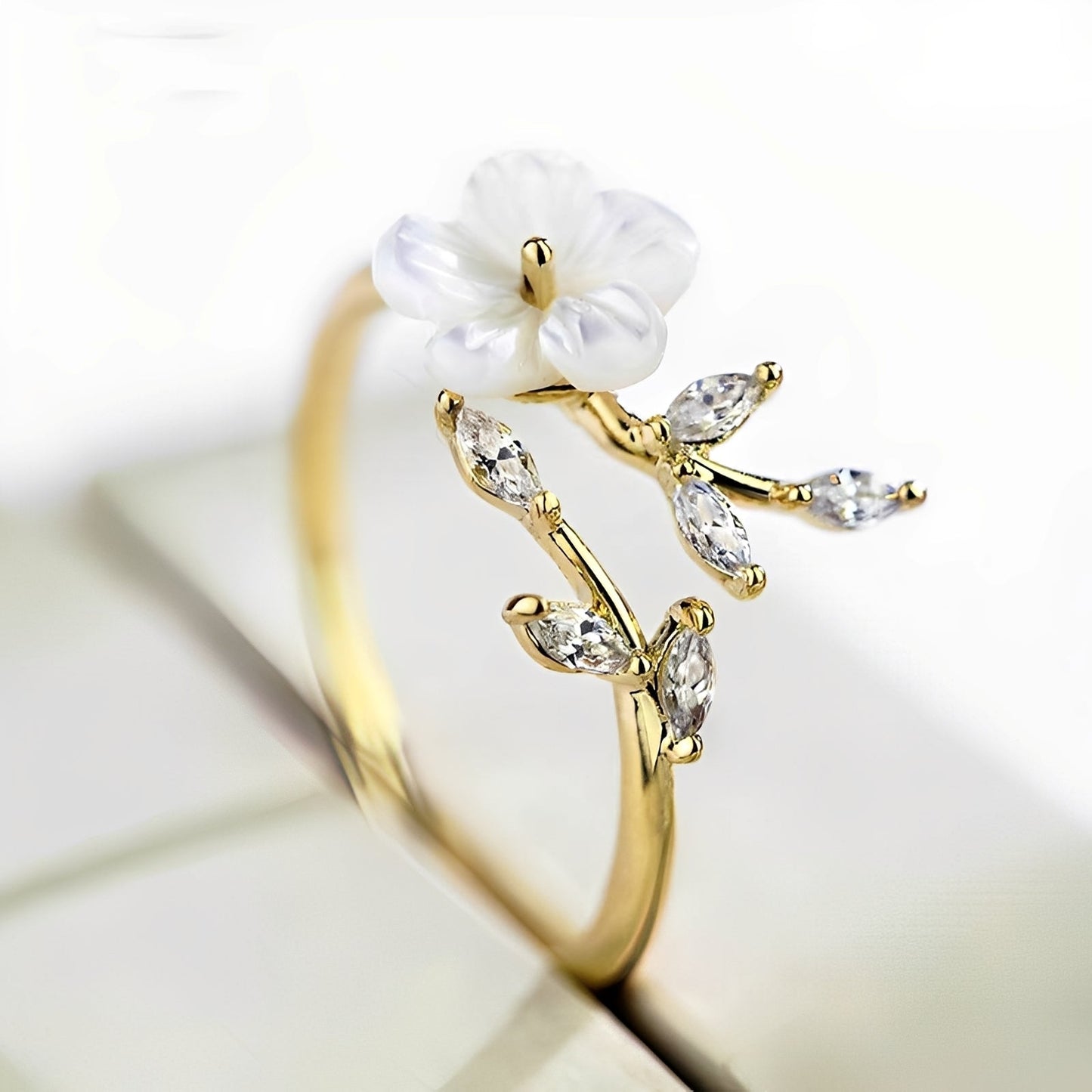 Mayla – Bague Florale avec Fleurs Blanches et Cubic Zirconia
