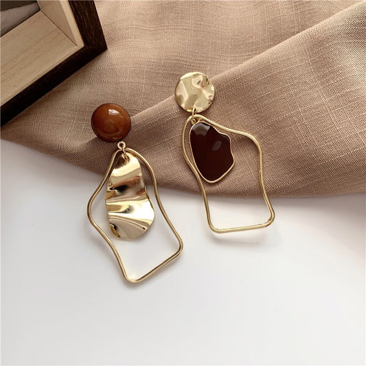 Rhia – Boucles d’Oreilles Puces Pendantes Irrégulières
