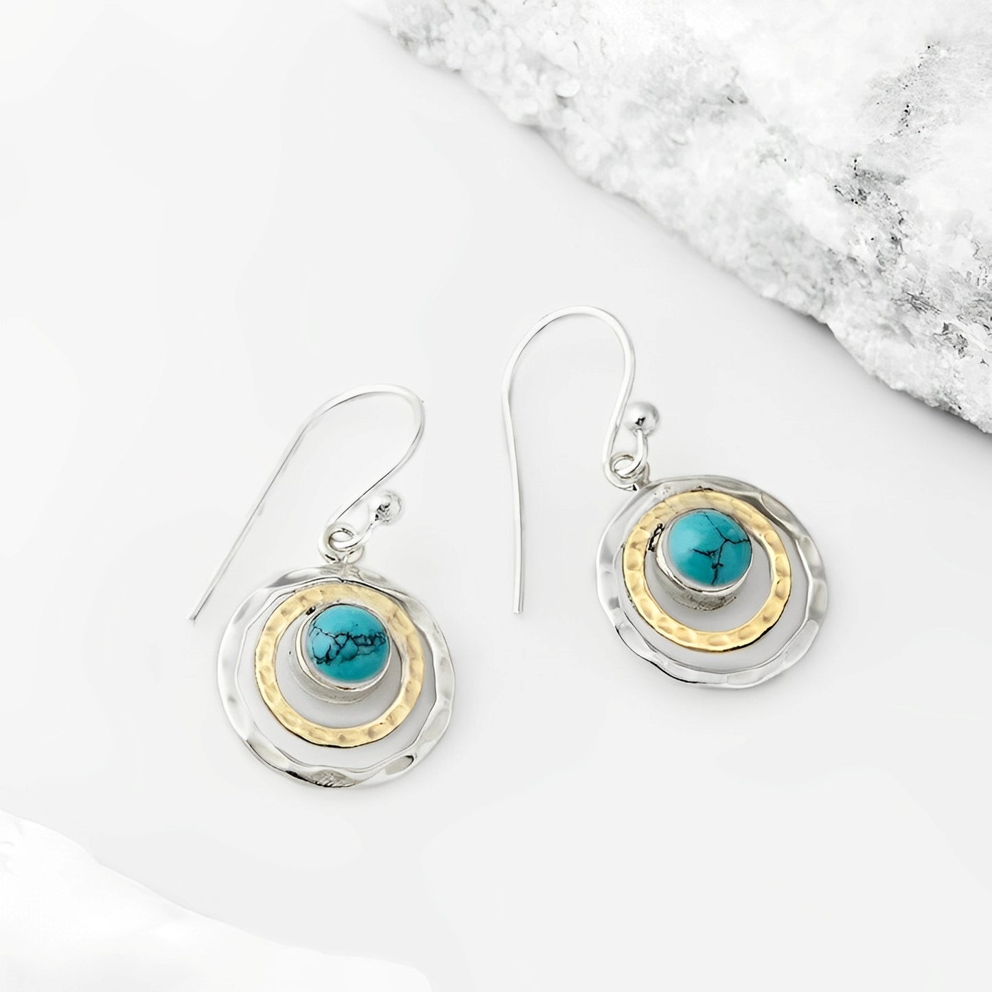 Nayah – Boucles d'Oreilles Bohèmes Saturne avec Pierre Turquoise, Finition Argent et Or