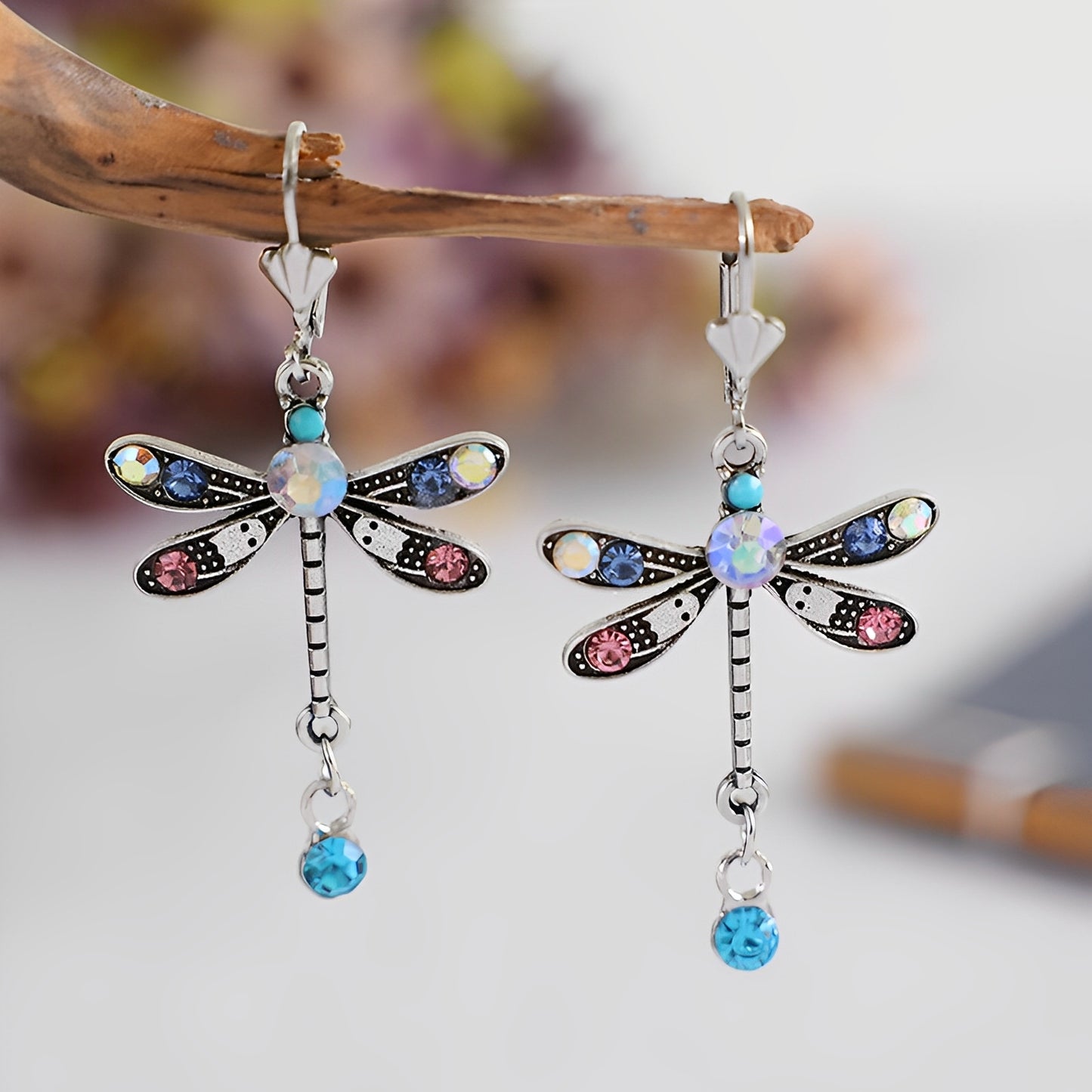 Liora – Boucles d’Oreilles Élégantes Libellule Sculpée