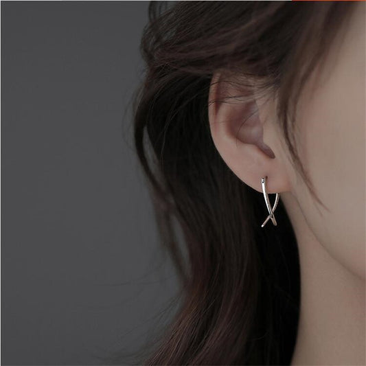 Emilie – Boucles d’Oreilles Lignes Croisées Élégantes