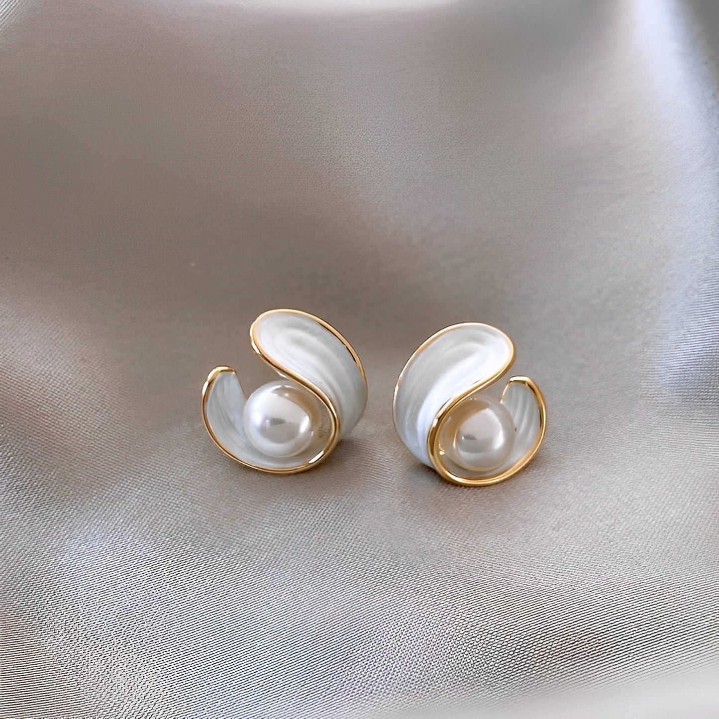 Aimee – Boucles d'Oreilles de Luxe avec Opale Blanche et Perles en Or