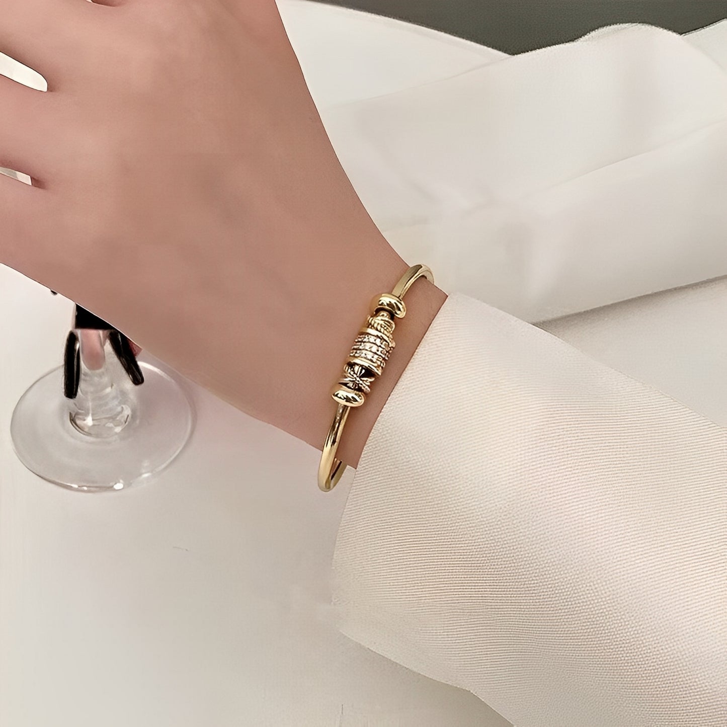 Ella – Bracelet Ajustable avec Breloques Dorées