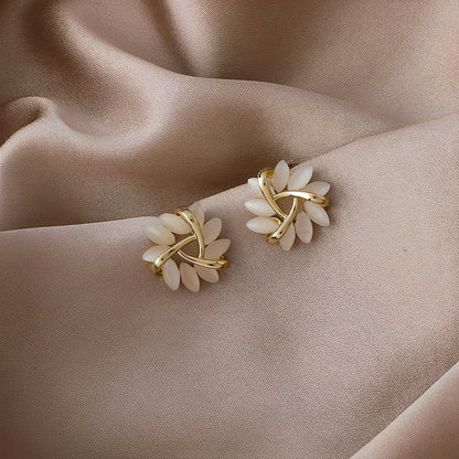 Nehlia – Boucles d’Oreilles Dorées avec Opale Blanche