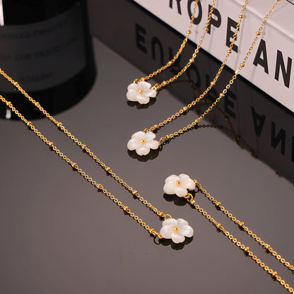 Nicole – Collier Fleurs de Coquillage Blanc et Style Froid