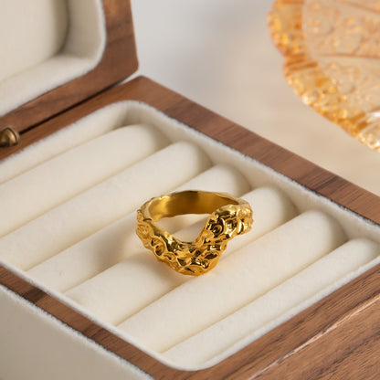 Vera – Bague V Martelée en Acier Titane